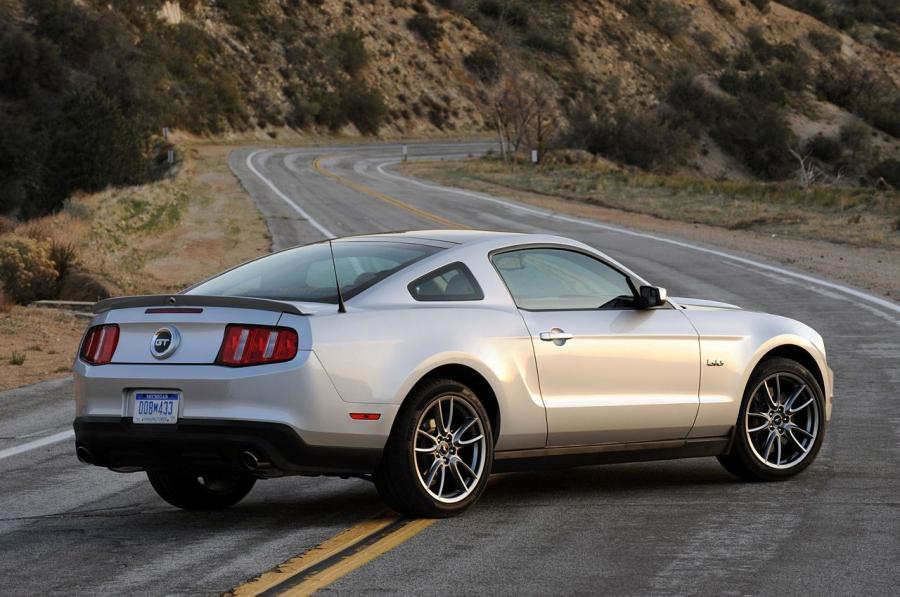  Ford Mustang GT 2011 года  (фото 2 из 90)